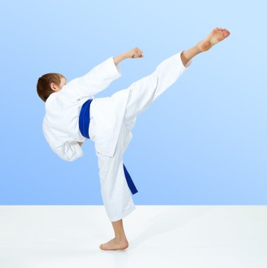 Yüksek tekme bacak çocuk karategi içinde atıyor