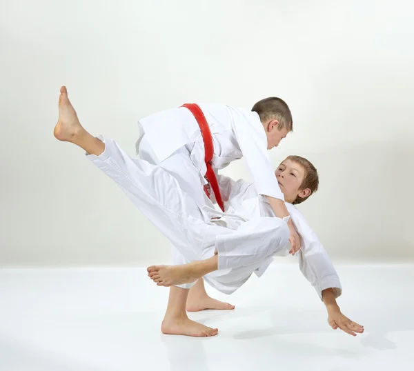 Jongens zijn opleiding judo gooit — Stockfoto