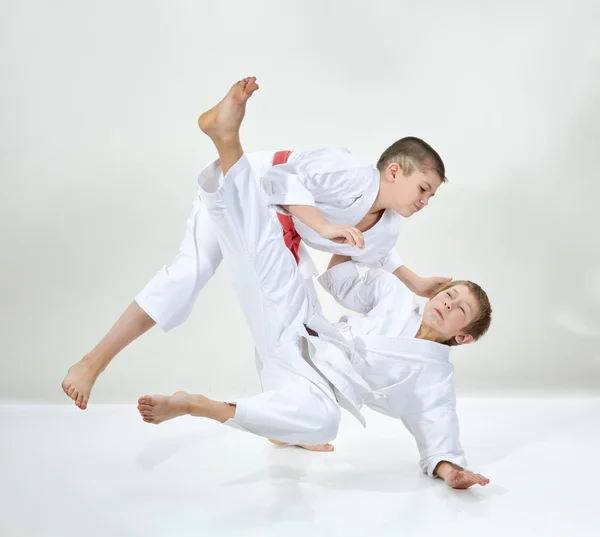 Les garçons s'entraînent à lancer du judo — Photo