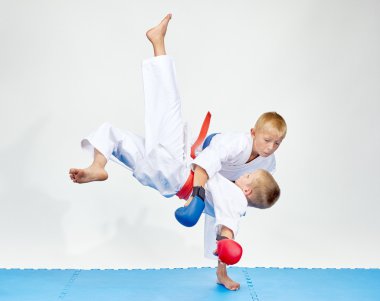 Mavi paspaslar üzerine judo atar sporcular yetiştirmek