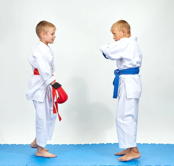 Atletas en karategi preparándose para el karate de batalla — Foto de Stock