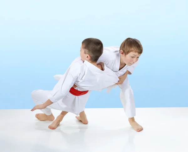 Les lancers de judo entraînent deux athlètes — Photo