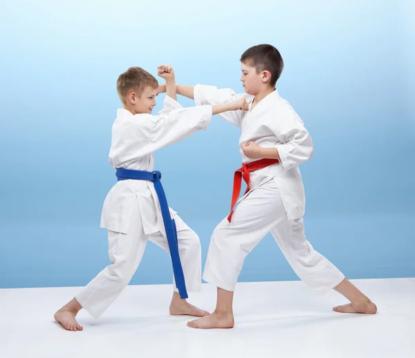 Atleten zijn raken van een punch en het maken van het blok — Stockfoto