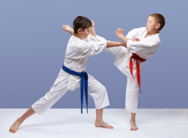 Kırmızı ve mavi kemer ile çocuklar eğitim grev ve bloklar