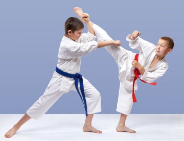 Çocuklar eğitim grev ve açık renkli bloklar