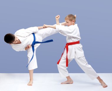 Hafif bir arka plan üzerinde çocuklar yumruk kol dayak ve bacak tekme