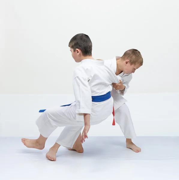 With a red belt athlete is throwing the athlete with a blue belt — Stock Photo, Image