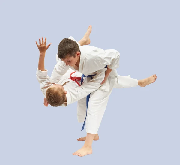 Deportistas entrenan lanzamientos de Judo — Foto de Stock