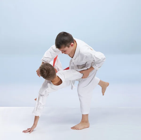 In judogi two athletes are training throws — Stock Photo, Image