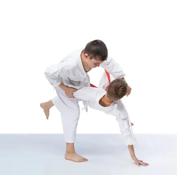 Judô joga em meninos perfoming em judogi — Fotografia de Stock