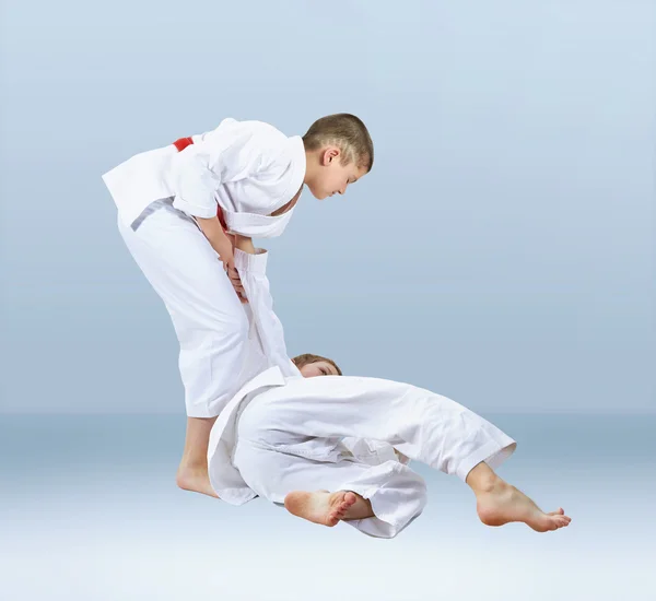 Sur un fond de lumière athlètes s'entraînent judo jette — Photo