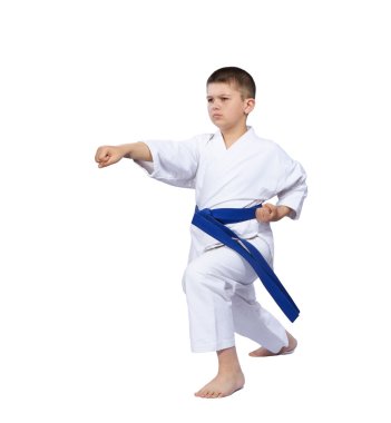 Bir beyaz arka plan karate çocuk izole yumruk kol atıyor.