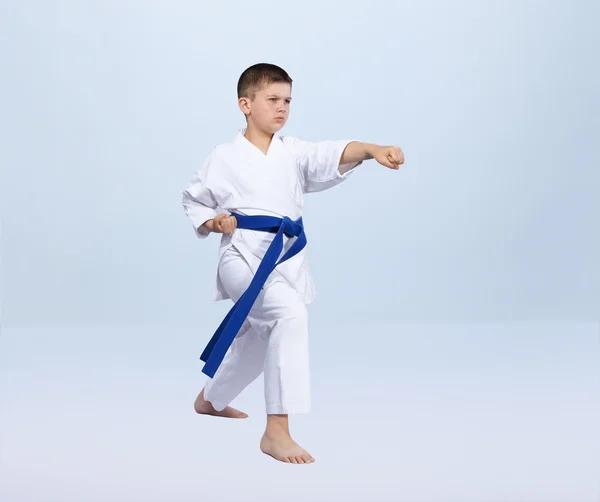 Karate kick atleet klopt in karategi — Stockfoto