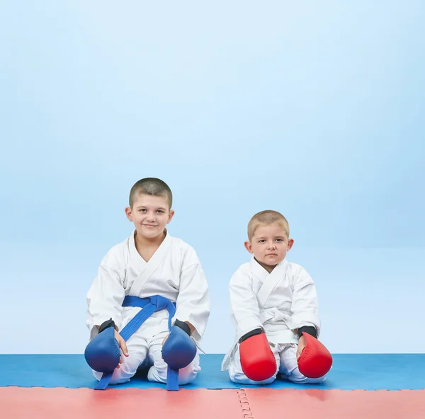 Karate poz karategi sporcularda oturmak — Stok fotoğraf