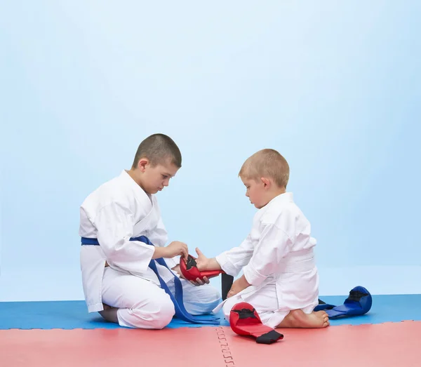 Karate-Athlet kleidet sich an einen anderen Athleten — Stockfoto