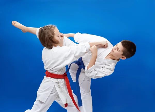 Mladí sportovci trénovat bloky a kopů karate — Stock fotografie