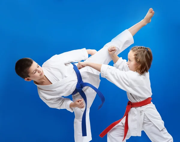 Kinder in Karategi sind Trainingsblöcke und Bodenwellen — Stockfoto