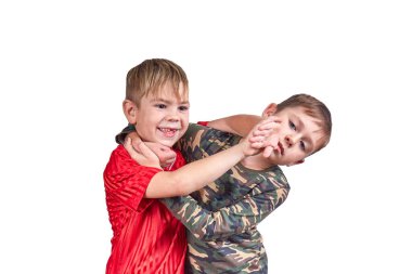 İki sporcu, kendini savunma tekniklerini beyazların izole edilmiş geçmişi üzerine eğitiyorlar.