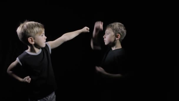 Niños Con Camisetas Negras Realizan Golpes Bloques Sobre Fondo Negro — Vídeo de stock