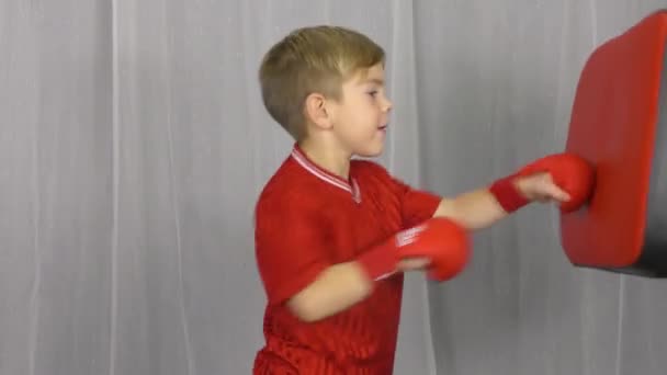 Kleine Atleet Met Rode Overlays Zijn Armen Treinen Stoten Simulator — Stockvideo
