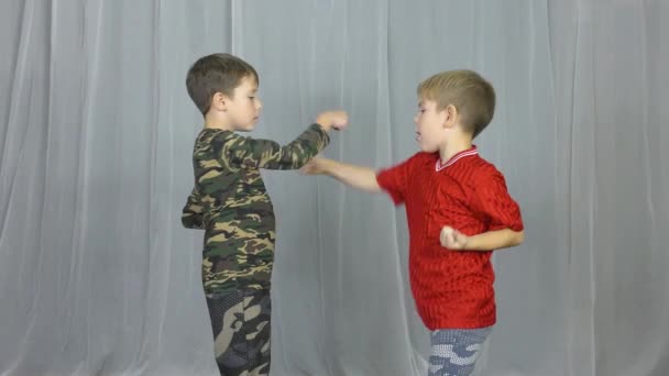 Dos Chicos Atleta Haciendo Bloques Golpes Con Las Manos Sobre — Vídeo de stock