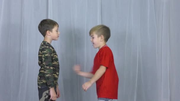 Två Pojke Idrottsman Utbildning Tekniken Att Släppa Huvudet Grepp Ljus — Stockvideo