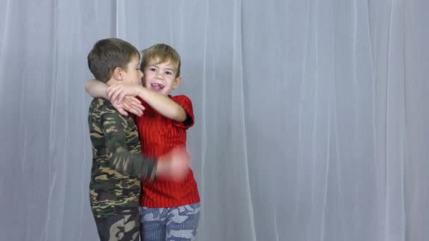 Два Мальчика Спортсмена Выполняют Технику Освобождения Захвата Головой Светлом Фоне — стоковое видео