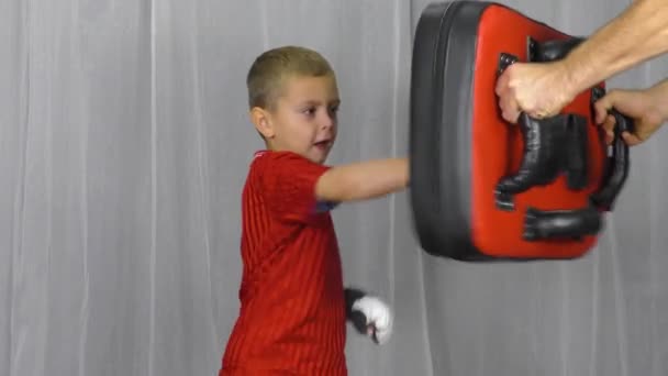 Kleine Atleet Met Witte Pads Zijn Handen Raakt Stoten Simulator — Stockvideo