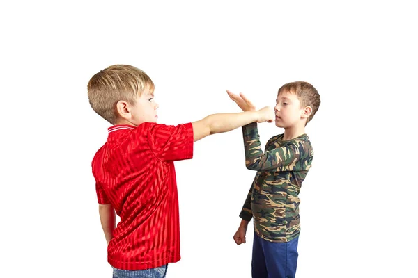 Auf Weißem Hintergrund Trainieren Zwei Jungen Block Gegen Handschlag — Stockfoto
