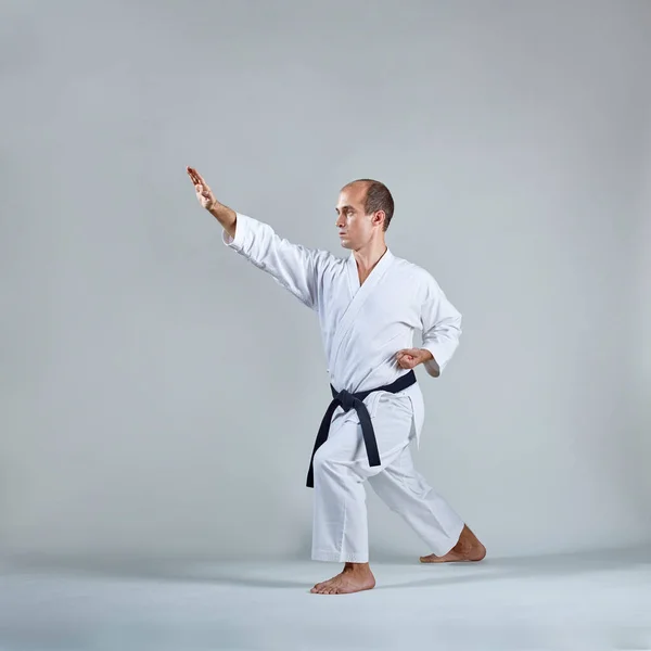 Sobre Fondo Gris Deportista Adulto Entrena Ejercicio Formal Karate — Foto de Stock