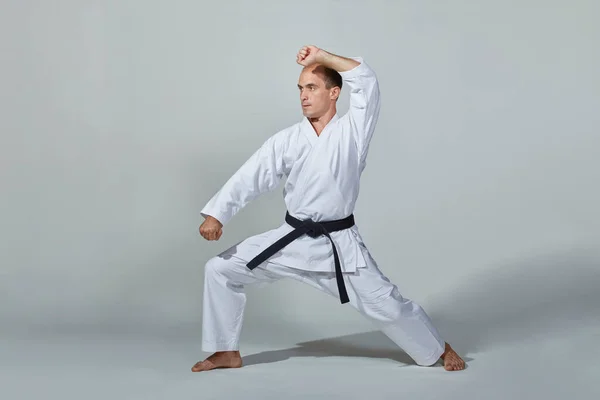 Ein Junger Athlet Mit Schwarzem Gürtel Führt Eine Formale Karate — Stockfoto