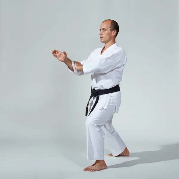 Blokkot Sportoló Edzi Formális Karate Gyakorlatra — Stock Fotó