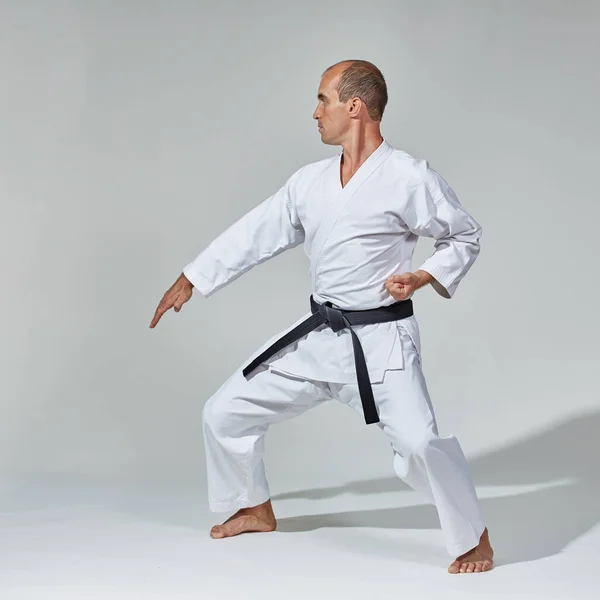 Egy Fiatal Sportoló Fekete Övvel Formális Karate Gyakorlatokat Végez — Stock Fotó