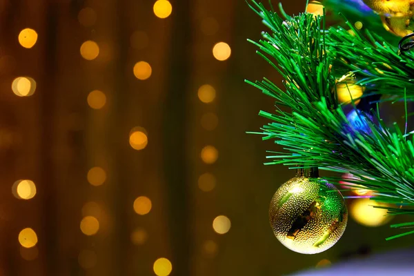 Ramo Árvore Natal Decorado Com Brinquedos Natal Contra Fundo Luzes — Fotografia de Stock