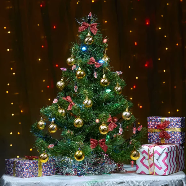 Uma Bela Árvore Natal Presentes Contra Fundo Bulbos Vermelhos Amarelos — Fotografia de Stock
