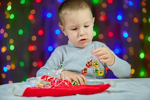 Sullo Sfondo Luci Incandescenti Bambino Decora Albero Natale — Foto Stock