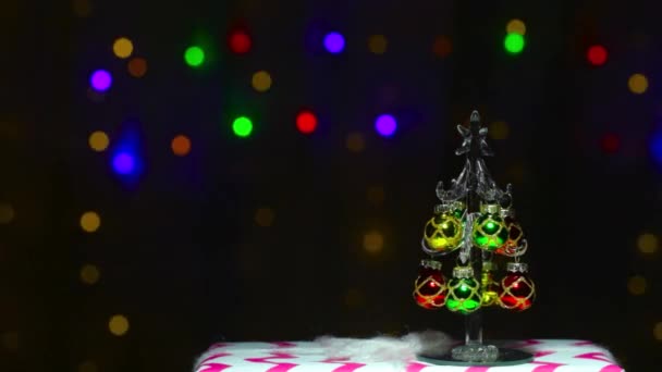急速に点滅する多色のライトの背景にクリスマスのガラスの木 — ストック動画