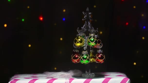 크리스마스 트리에는 색깔의 섬광등을 배경으로 크리스마스 장난감이 — 비디오