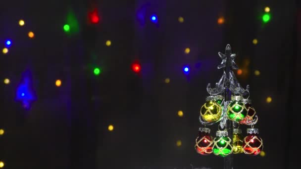 Стеклянная Елка Рождественскими Игрушками Фоне Мигающих Огней — стоковое видео