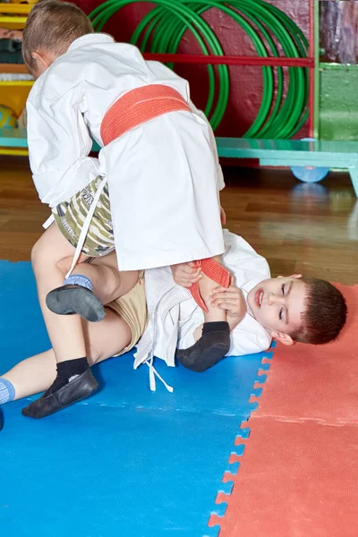 Kırmızı Mavi Tatami Üzerinde Çocuklar Dövüş Tekniklerini Öğrenirler — Stok fotoğraf