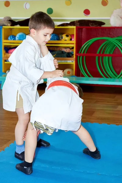 Çocuk Sporcular Tatami Üzerinde Antrenman Yapıyorlar — Stok fotoğraf