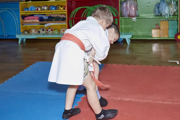 Judogi Trainieren Kleine Kinder Auf Tatami — Stockfoto