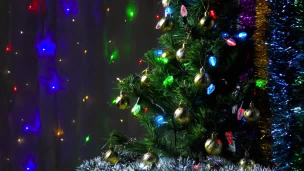 Groene Kerstboom Achtergrond Van Een Knipperende Slinger — Stockvideo