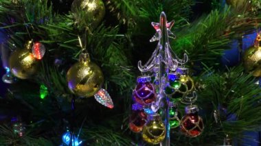 Arka planda armutlarla süslenmiş küçük Noel ağacı. Çelenklerle süslenmiş büyük bir Noel ağacı.