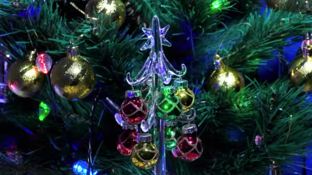 Glas Kleiner Weihnachtsbaum Auf Dem Hintergrund Eines Großen Grünen Weihnachtsbaums — Stockvideo