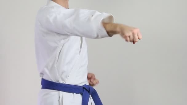 Dmucha Ręce Sportowiec Bije Karategi — Wideo stockowe