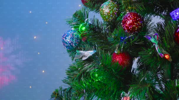 Karácsonyfa Gyönyörű Golyók Egy Kék Háttér — Stock videók
