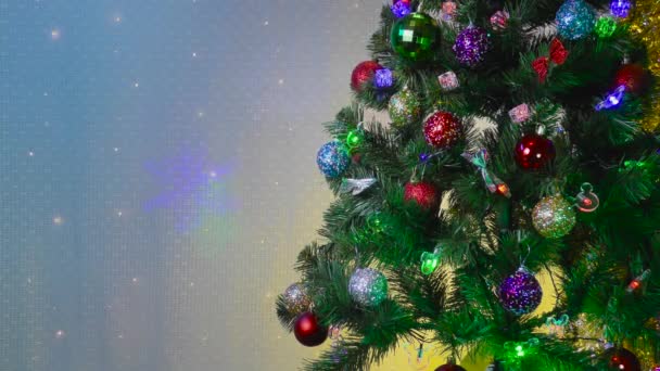 緑のクリスマスツリーでは 飛行アニメーションと青と黄色の背景にガーランドを点滅 — ストック動画
