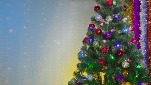 Schöner Weihnachtsbaum Auf Blauem Und Gelbem Hintergrund — Stockvideo