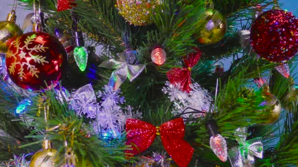 Hermoso Árbol Navidad Verde Decorado Con Guirnaldas Intermitentes Juguetes Grandes — Vídeo de stock